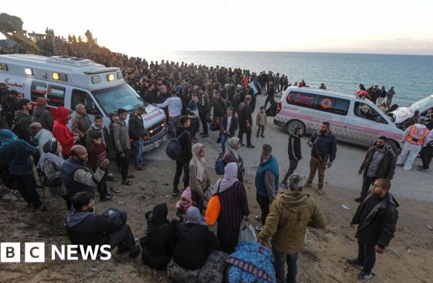 Displaced Palestinians wait for Israel to allow their return home